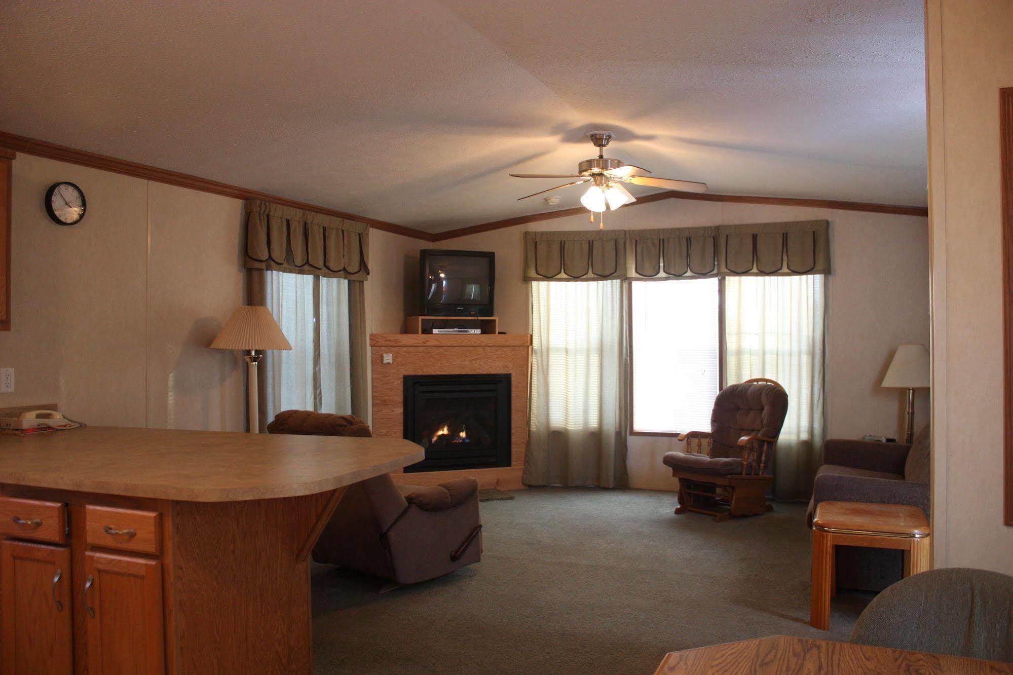 Mcquoid'S Inn And Event Center Isle 외부 사진
