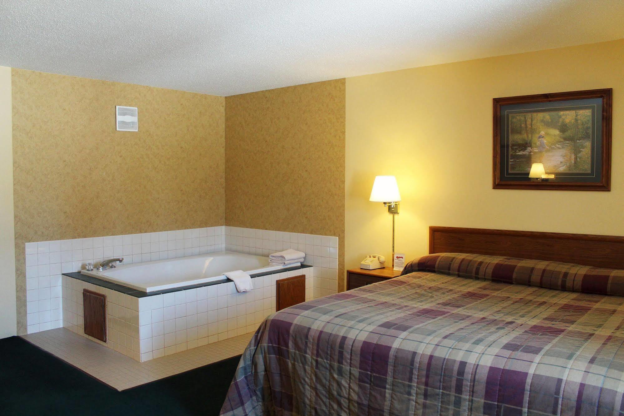 Mcquoid'S Inn And Event Center Isle 외부 사진