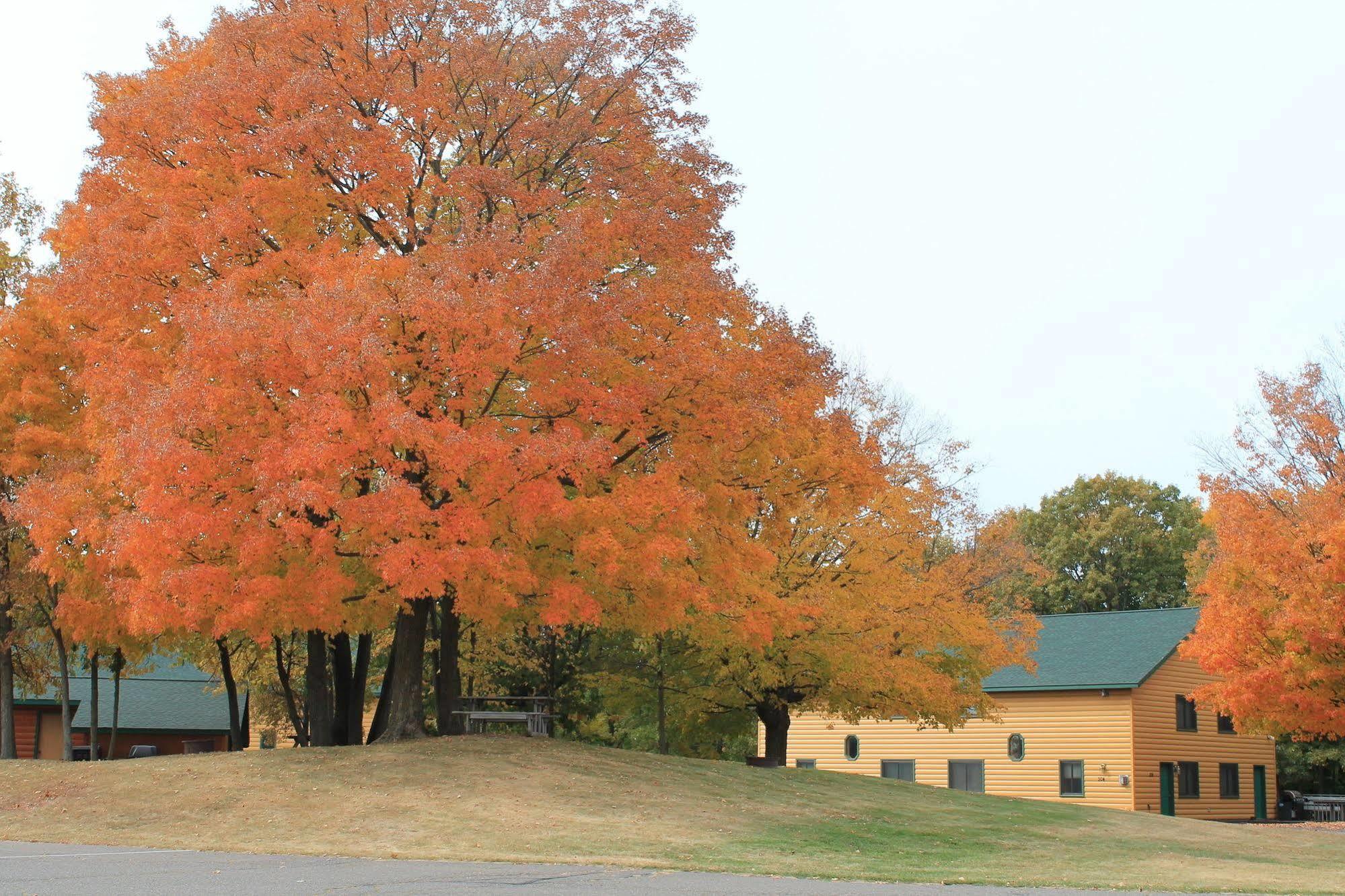 Mcquoid'S Inn And Event Center Isle 외부 사진